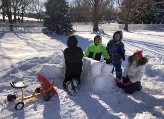 4 kids building a snow fort